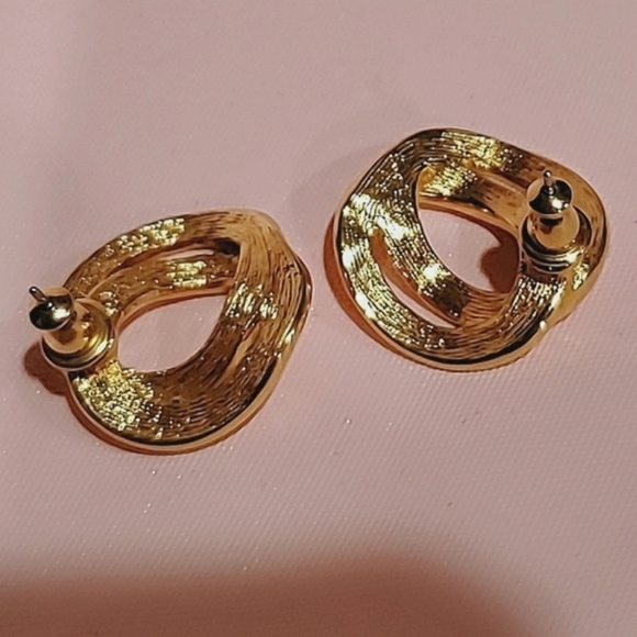 Womens Gold tone earrings, interlocking circles 🌴 - Picture 5 of 6
